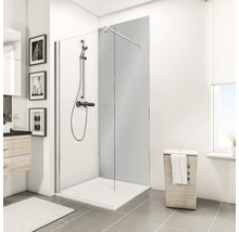 Begehbare Dusche mit Duschwanne, Duscharmatur und Duschabtrennung aus Glas in einem hellen Badezimmer