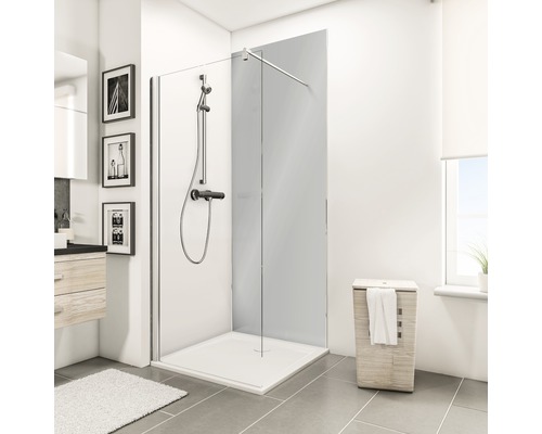 Begehbare Dusche mit Duschwanne, Duscharmatur und Duschabtrennung aus Glas in einem hellen Badezimmer