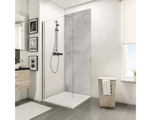 Modernes Badezimmer mit ebenerdiger Dusche, Duschabtrennung aus Glas und grauem Fliesenspiegel