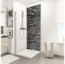 Badezimmer mit Dusche, Duschwanne und Duschwand mit Steinmuster