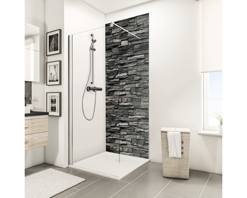 Badezimmer mit Dusche, Duschwanne und Duschwand mit Steinmuster
