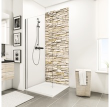 Badezimmer mit Duschkabine, Duschwanne und Steinwandpaneel