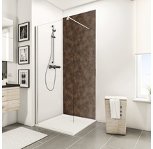 Badezimmer mit Duschkabine, Duschwanne und Armaturen