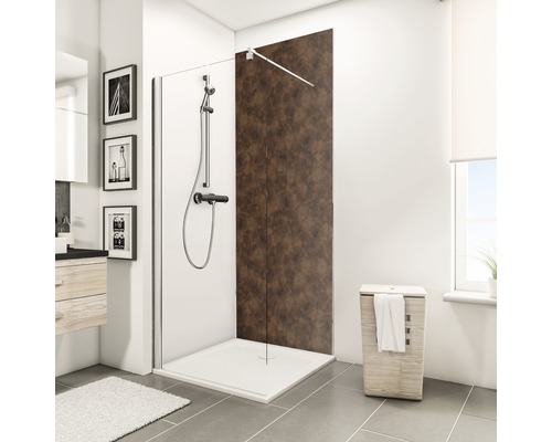 Badezimmer mit Duschkabine, Duschwanne und Armaturen