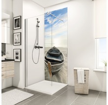 Badezimmer mit Duschkabine mit Bootsmotiv, Waschtisch, Spiegel, Wäschekorb und Fenster für ein helles, organisiertes Ambiente.
