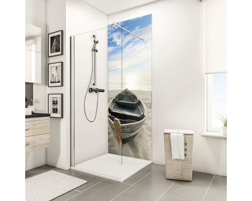 Badezimmer mit Duschkabine mit Bootsmotiv, Waschtisch, Spiegel, Wäschekorb und Fenster für ein helles, organisiertes Ambiente.