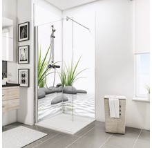 Badezimmer mit Duschkabine, Waschtisch, Spiegel und Wäschekorb