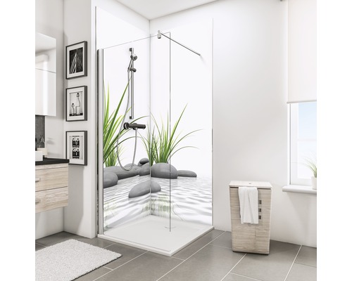 Badezimmer mit Duschkabine, Waschtisch, Spiegel und Wäschekorb