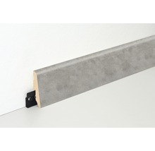 Sockelleiste mit Befestigungsclip an einer Wand