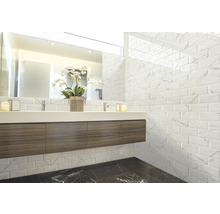 Badezimmer mit Waschtisch, Spiegel und Fliesen