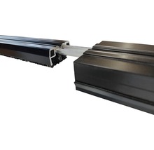 Detailansicht eines schwarzen Aluminium-Terrassendielen-Unterkonstruktionssystems.