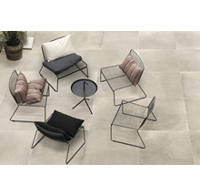 Ensemble aus Gartenstühlen und Tisch auf Steinfliesen