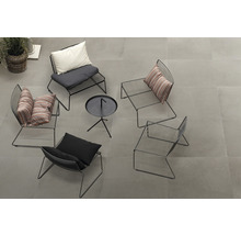 Gruppe von schwarzen Metallstühlen mit Kissen und einem kleinen Tisch