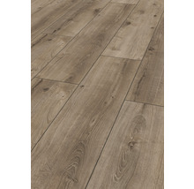 Nahaufnahme von verlegtem Laminatboden in Holzoptik.