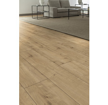 Heller Laminatboden in einem Wohnzimmer mit Sofa und Teppich.