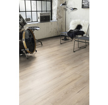 Raumbild mit hellem Laminatboden, Schlagzeug und Sitzmöbeln