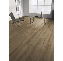 Wohnzimmer mit Laminatboden, Sessel und Tisch