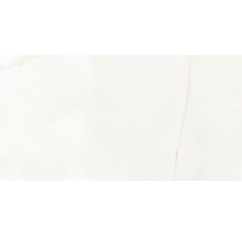 Nahaufnahme einer hellen Feinsteinzeugfliese mit Marmoroptik