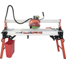 Fliesenschneider mit Sägeblatt auf einem Tisch