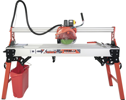 Fliesenschneider mit Sägeblatt auf einem Tisch