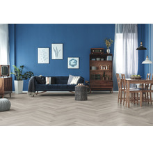 Wohnzimmer mit Sofa, Tisch, Stühlen und Fischgrätparkett