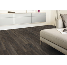 Wohnzimmer mit dunklem Laminatboden und modernen Möbeln