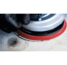 Schleifmaschine beim Bearbeiten von Holz