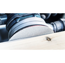 Rotationsschleifer beim Schleifen eines Holzstücks