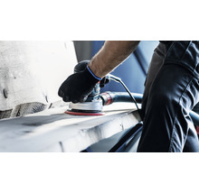 Eine Person schleift Holz mit einem Exzenterschleifer.