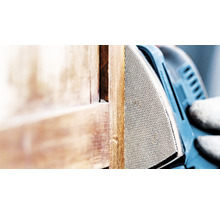 Schleifgerät beim Bearbeiten eines Holzrahmens