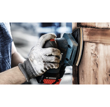 Person schleift Holz mit einem Elektroschleifer