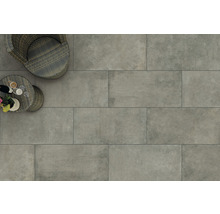 Großformatige Fliesen auf einer Terrasse mit Sitzgelegenheit