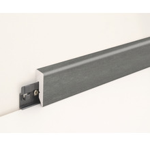 Sockelleiste aus Kunststoff mit Befestigungsclip zur Wandmontage