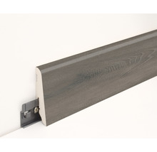 Fußleiste aus Holz mit Befestigungsclip an einer weißen Wand