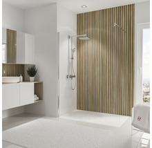 Helles Badezimmer mit Dusche, Waschbecken und Holzpaneelen