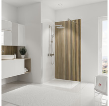 Helles Badezimmer mit Dusche, Waschtisch und weißem Teppich