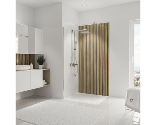 Helles Badezimmer mit Dusche, Waschtisch und weißem Teppich