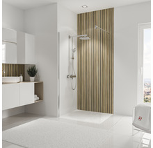 Badezimmer mit Duschkabine, Waschtisch und Holzverkleidung