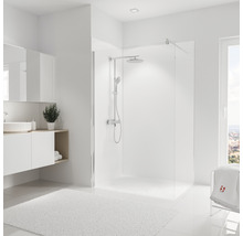 Helles Badezimmer mit Dusche, Waschbecken und Teppich