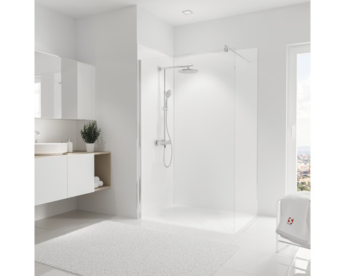 Helles Badezimmer mit Dusche, Waschbecken und Teppich