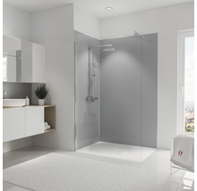Badezimmer mit Dusche, Waschbecken, Spiegel und Teppich für eine helle und geräumige Atmosphäre.