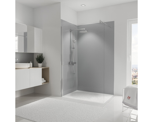 Badezimmer mit Dusche, Waschbecken, Spiegel und Teppich für eine helle und geräumige Atmosphäre.