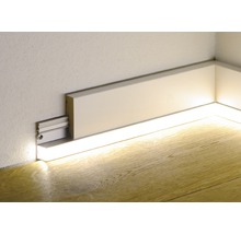 Sockelleisten mit indirekter Beleuchtung im Raum