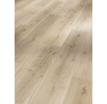 Heller Laminatboden mit Holzoptik