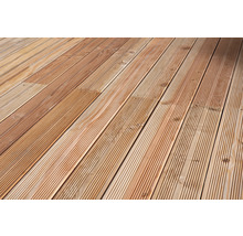 Holzterrasse mit gerillten Dielen