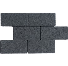 Graue Pflastersteine im Mauerverband