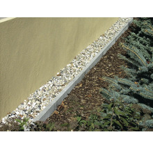 Gartenszene mit Rasenkante aus Betonsteinen und Kies