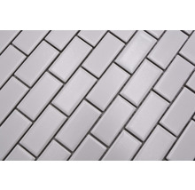 Rechteckige Mosaikfliesen in diagonaler Anordnung