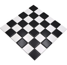 Quadratische Mosaikfliesen in Schachbrettmuster