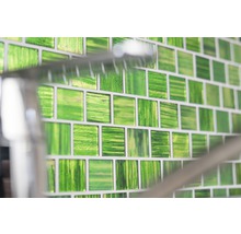 Wandfliesen mit grünen Mosaiksteinen im Badezimmer